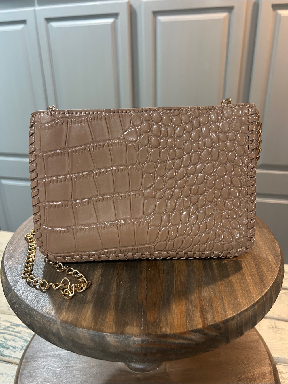 Women's Croc-Embossed Beige Chain Shoulder Bag Chain Accent on Border Zip Top